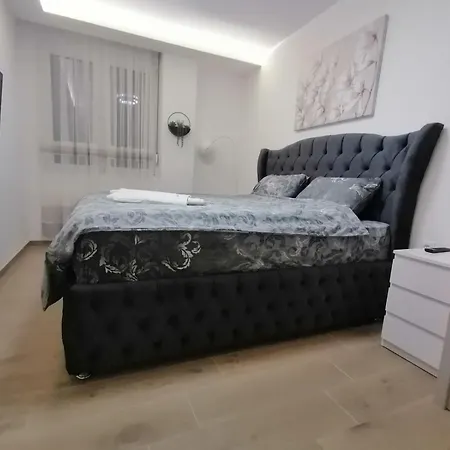 Andreas Lux Apartment *